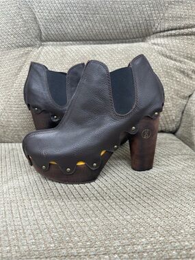 Flogg Brown Leather Platform Clog Heels Women size 9 wooden bottoms booties